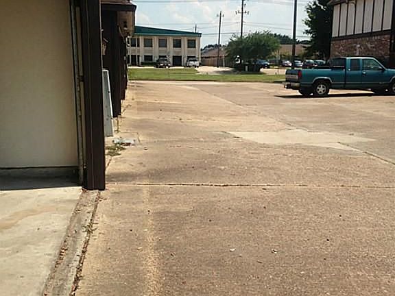 easy entry from Vista Rd. to your Garage