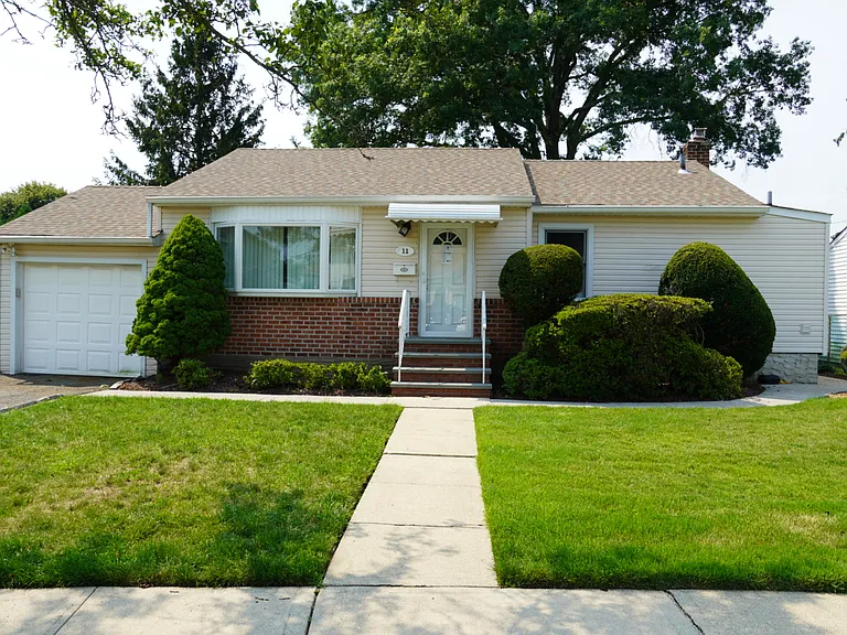 11 Linden Ct — Photo 1