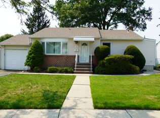 11 Linden Ct, Hicksville, NY 11801