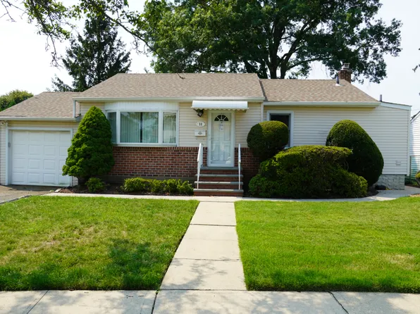 11 Linden Ct, Hicksville, NY 11801