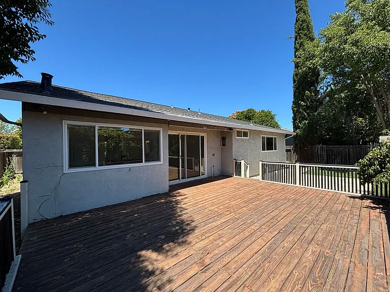 2102 California Dr — Photo 35
