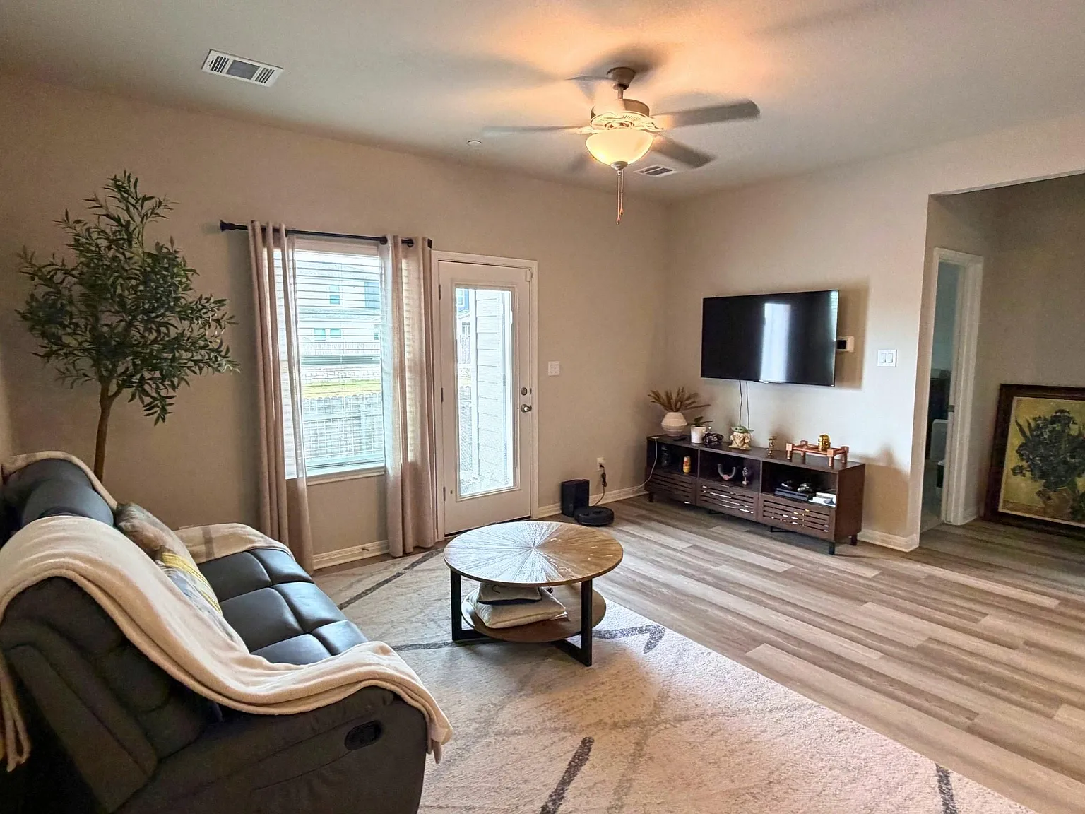 4 bed, 2.5 bath, 2127 sqft, $2,250 — Photo 3