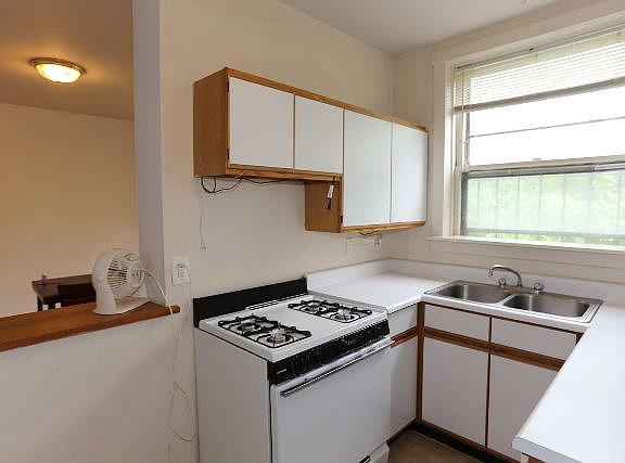 3rd image of 728 W Roscoe St #11701E