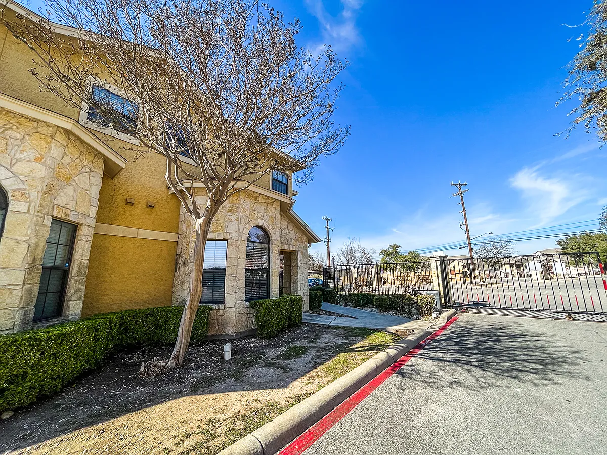 Building Photo - 6160 Eckhert Rd #101