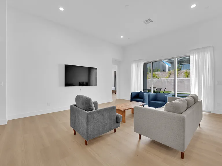 323 Robledo St — Photo 7