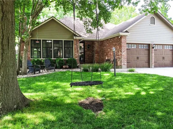 1307 NW Timber Oak Dr, Blue Springs, MO 64015