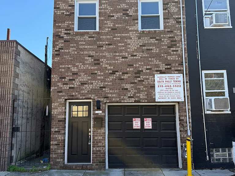 702 Sigel St — Photo 1