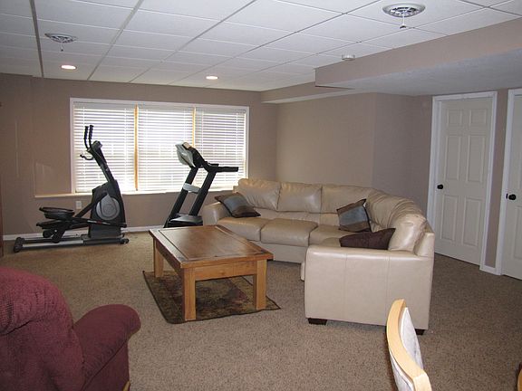 Family Room (21 x 28)