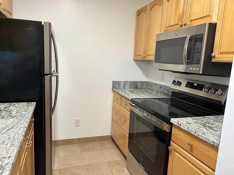 305 Walnut St — Photo 6