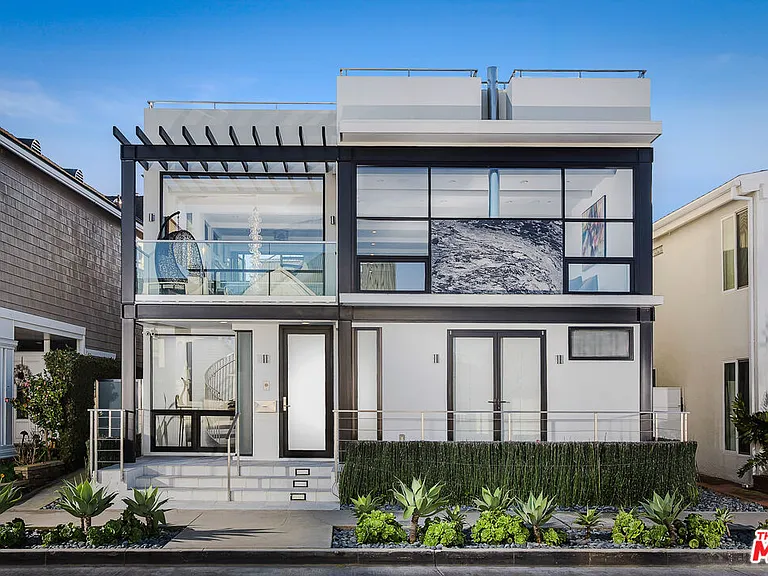 2105 E Balboa Blvd — Photo 2