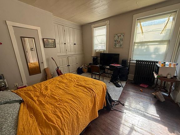 2nd image of 802 W Illinois St #10