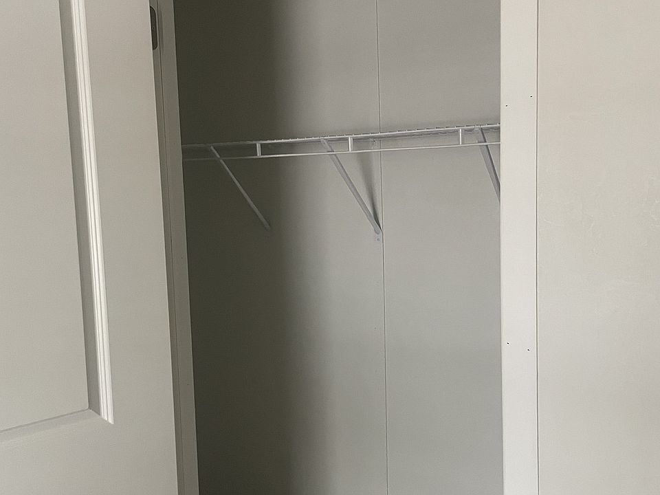 Closet in bedroom 2