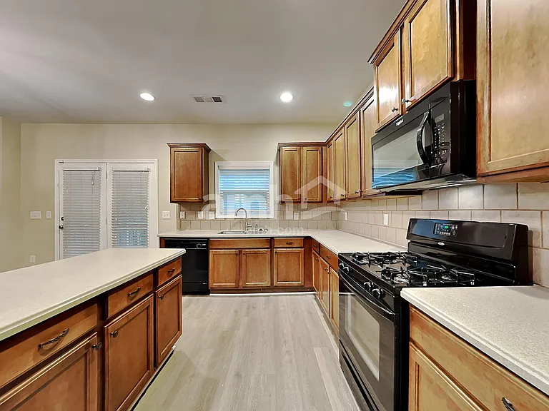 556 Crestmont Ln — Photo 3