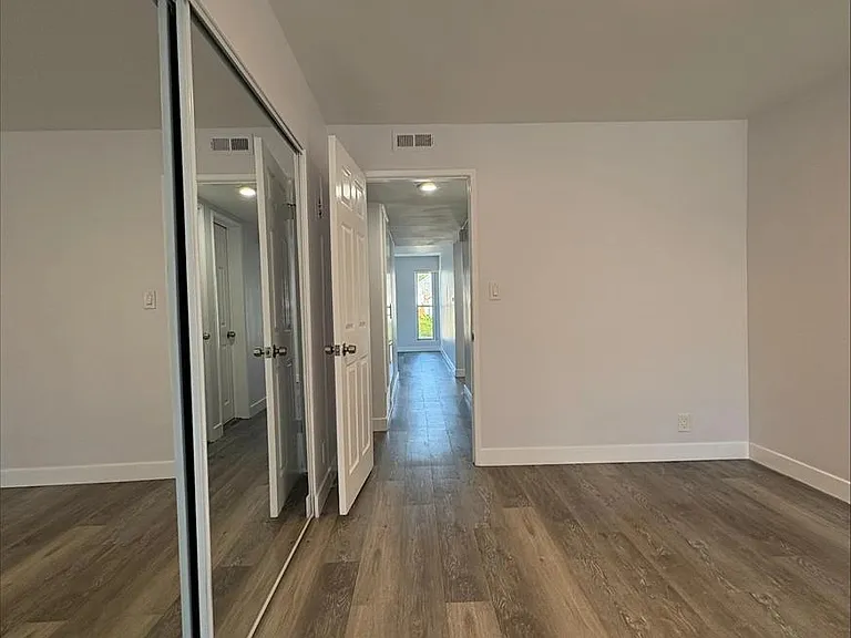 903 W 7th St #6 — Photo 6