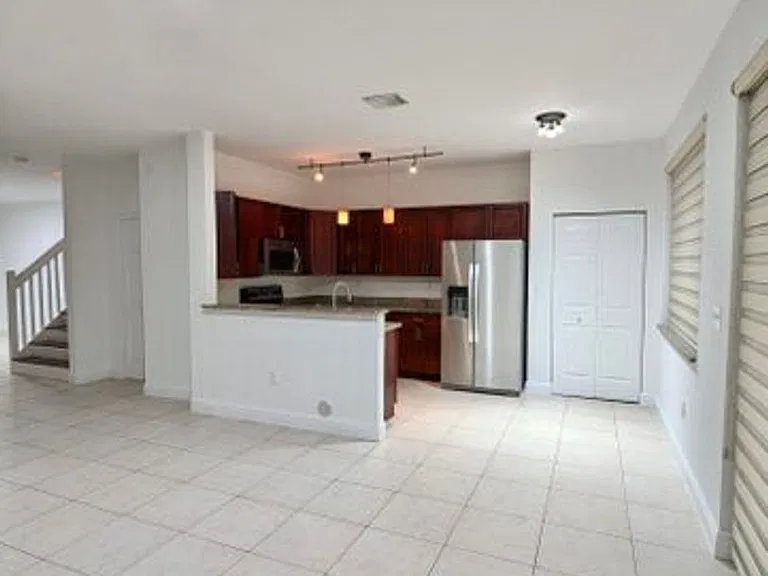 10781 NW 81st Ln — Photo 2