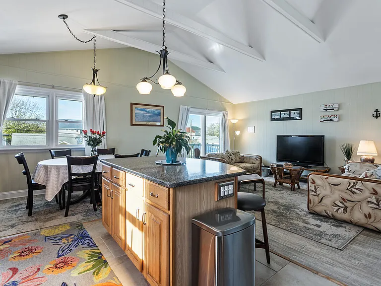 606 W Beach Ave — Photo 33