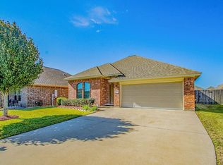 2 Wisteria Ct, Angleton, TX 77515