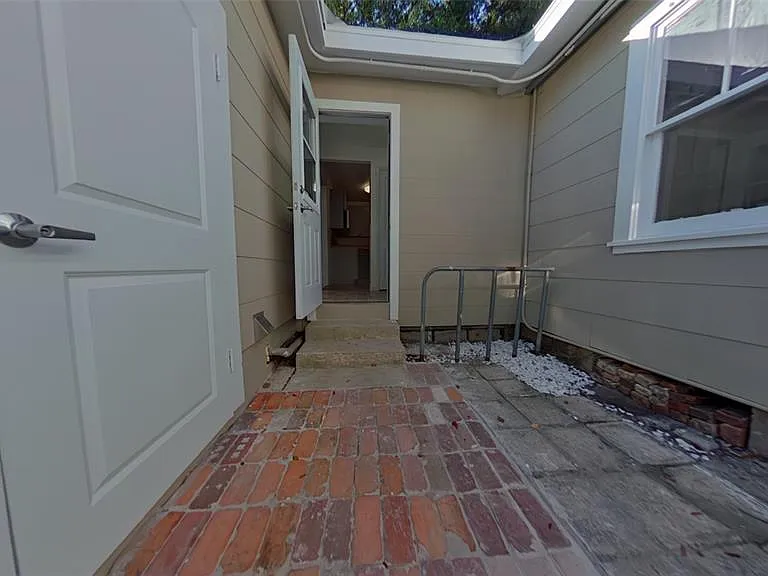 321 NW 15th Ter — Photo 1