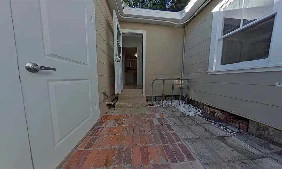 327 NW 15th Ter