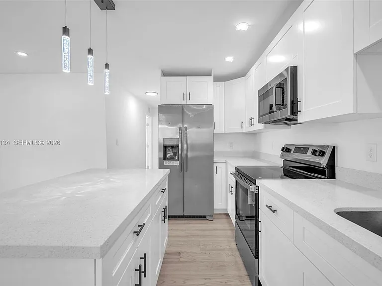 2572 NW 20th St — Photo 33