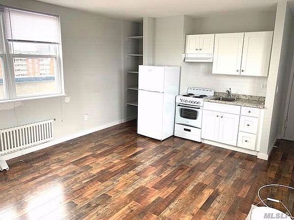 4th image of 215 E Broadway APT 7C