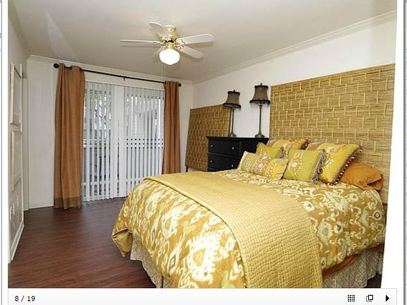 Bed room with 2 beds