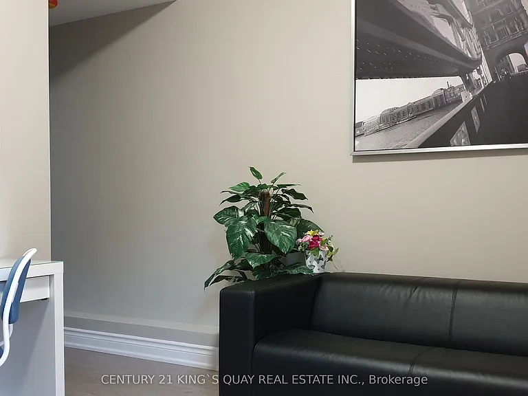626 Yonge St #UL — Photo 3
