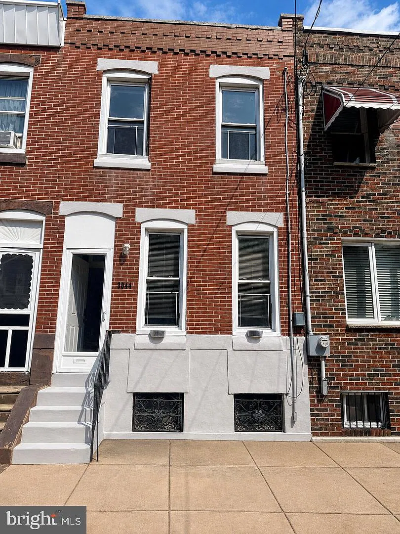 3 bed, 1.5 bath, 1040 sqft, $1,700 — Photo 1