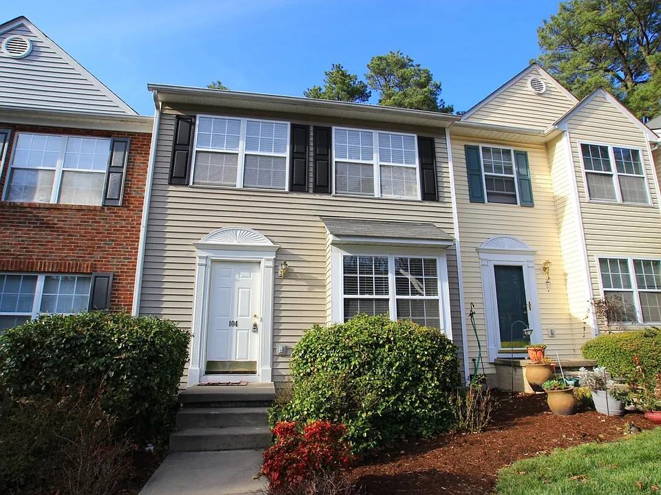104 Climbing Ivy Ct