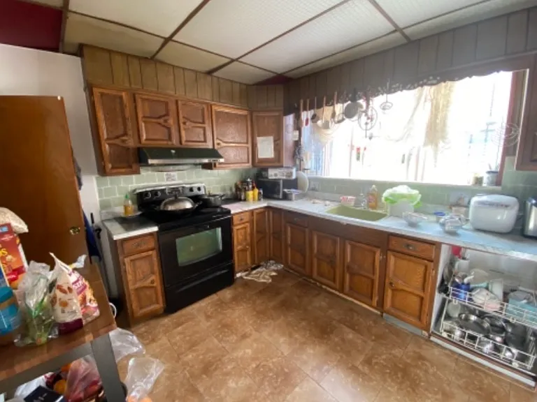 828 Alter St — Photo 2