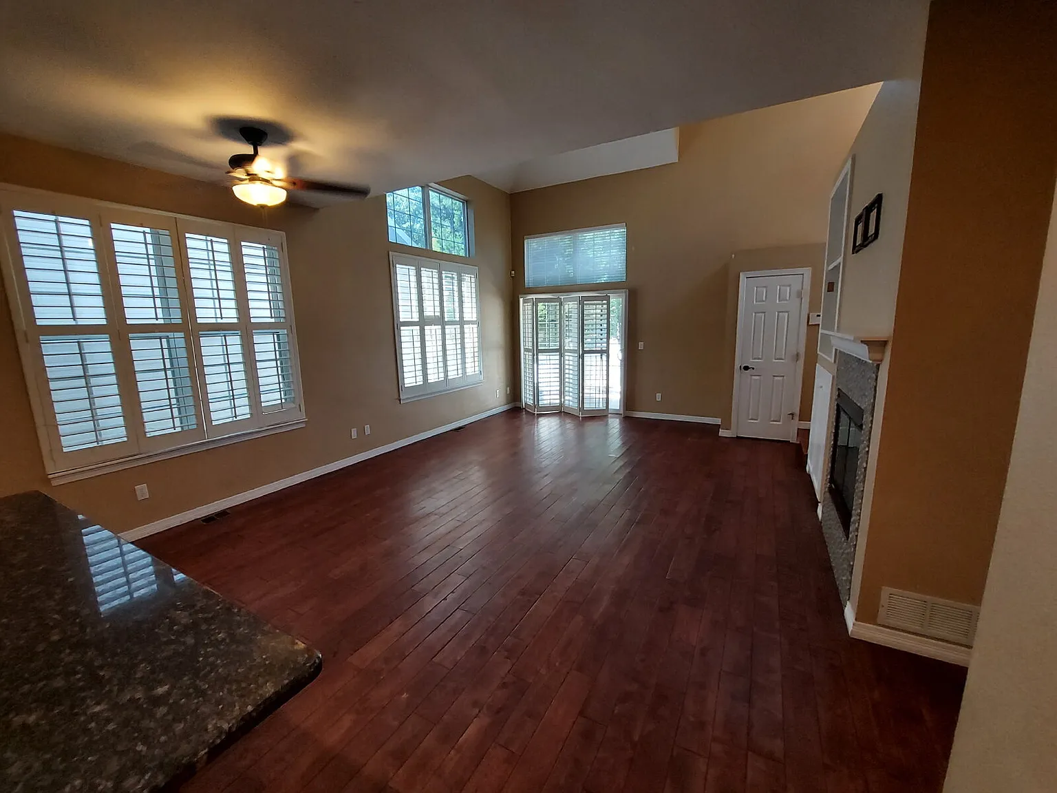 4 bed, 3.5 bath, 2281 sqft, $4,000 — Photo 4