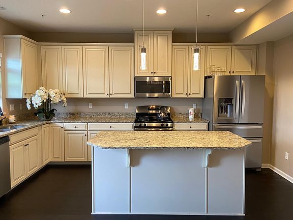 Spacious island - great for entertaining