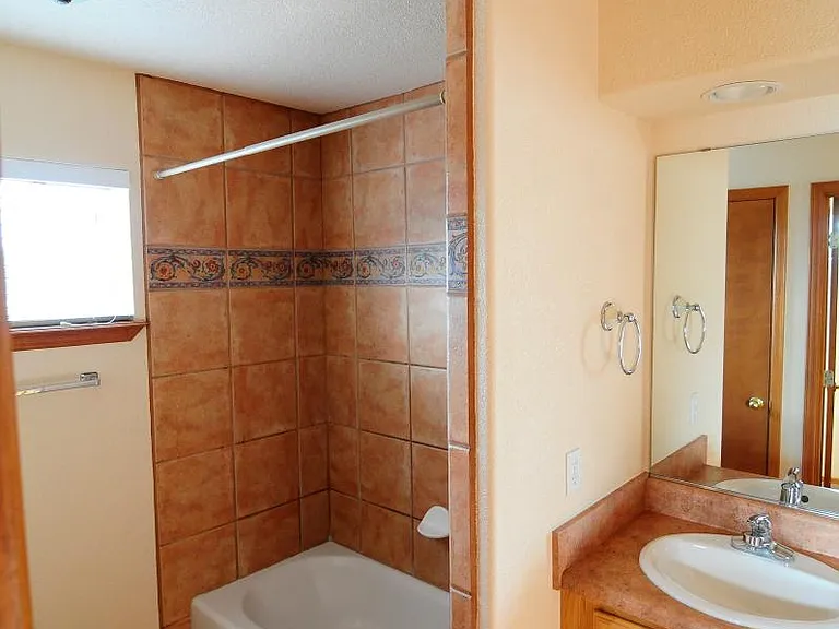 Saturn Cir — Photo 3