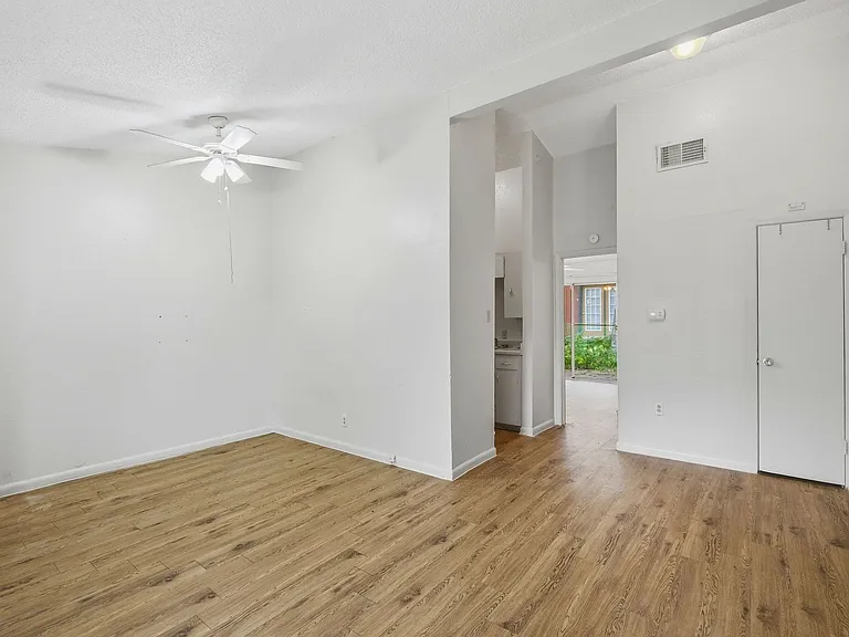 2314 Parker Ln — Photo 7