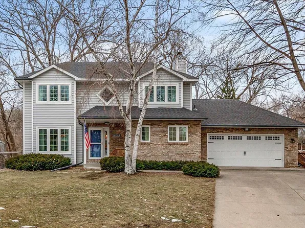 1289 Castle Ct, Golden Valley, MN 55427