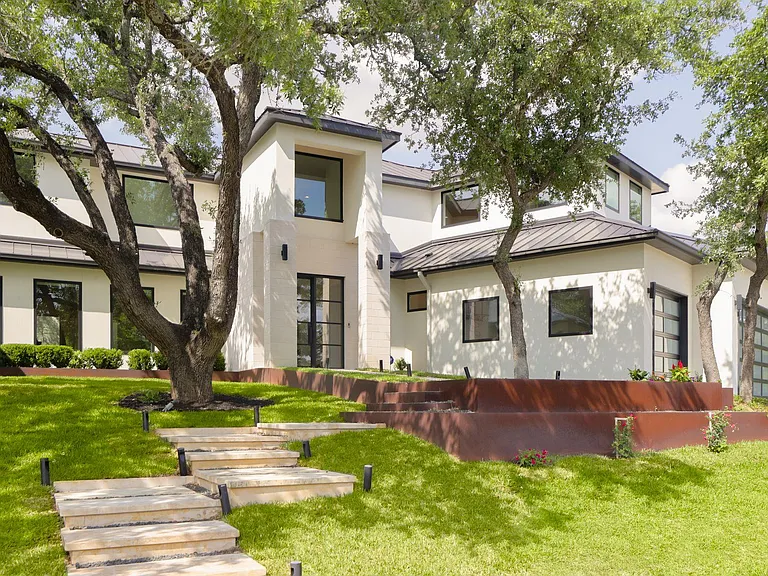 1800 Bay Hill Dr — Photo 2