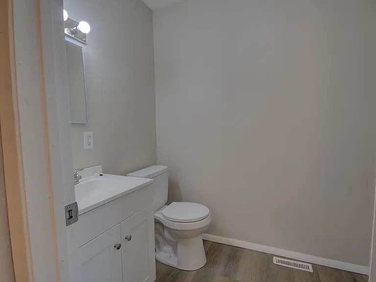 304 Larson Ct — Photo 9
