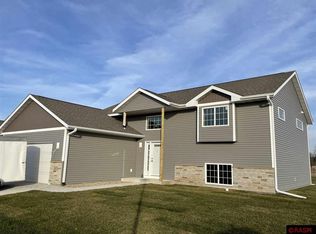 2072 Pratt Cir, Saint Peter, MN 56082
