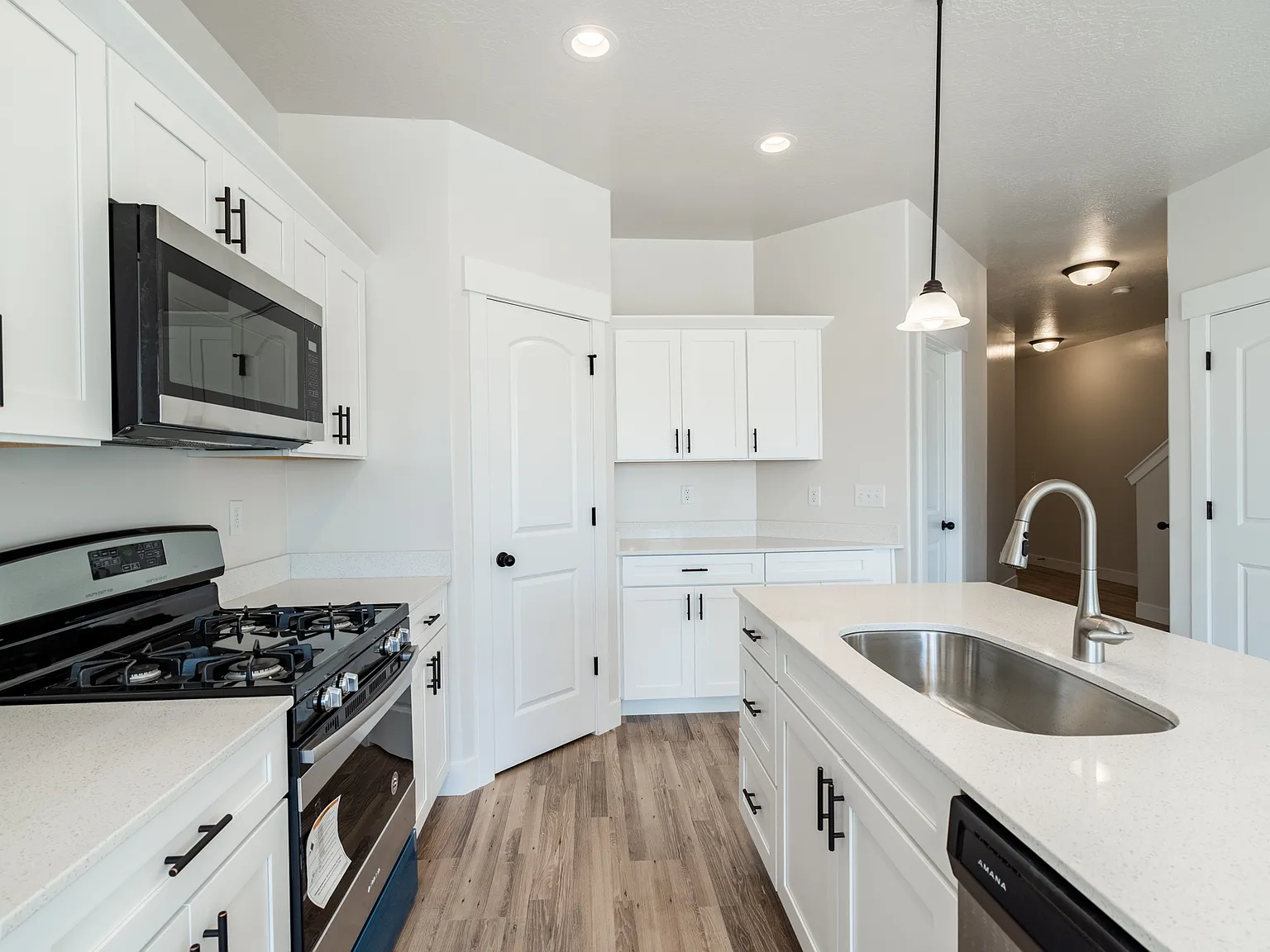 5 bed, 3.5 bath, 2400 sqft, $565 — Photo 2