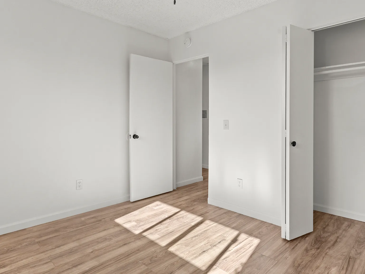 2 bed, 700 sqft, $2,100 — Photo 2