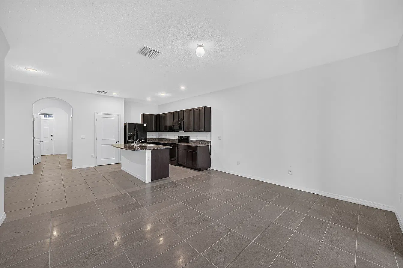 3 bed, 2.5 bath, 1707 sqft, $2,100 — Photo 3