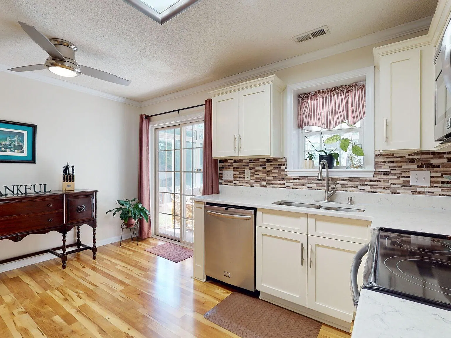 3 bed, 2.5 bath, 1537 sqft, $2,200 — Photo 2