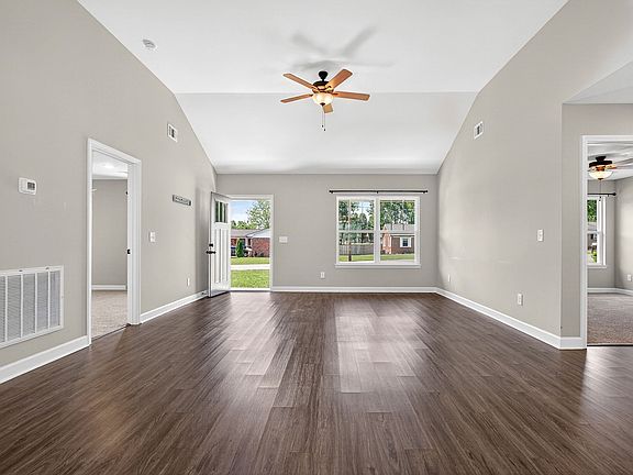 4th image of 702 Cill St