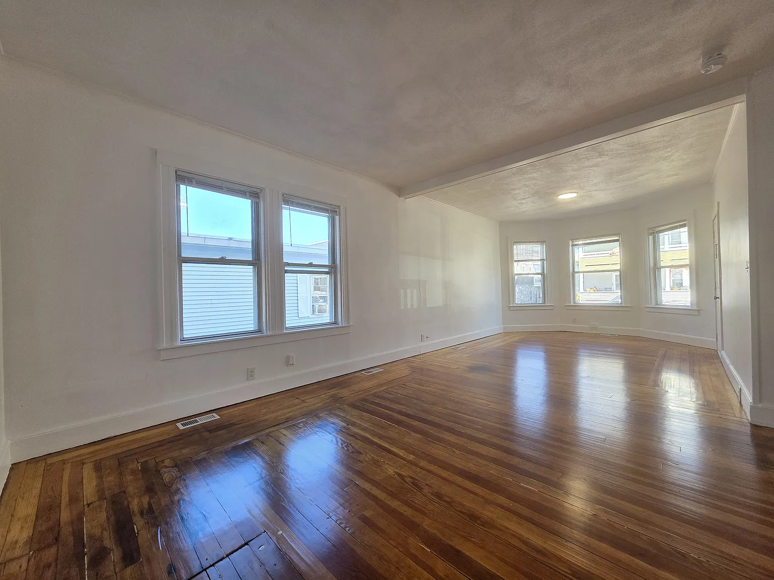  212 Burnside Ave 1stflr 4b/1b Renovated Hardwoods Freshpaint Petsok — Photo 2
