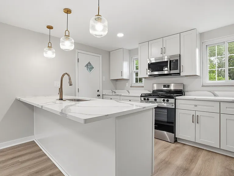 951 Rita Dr — Photo 3