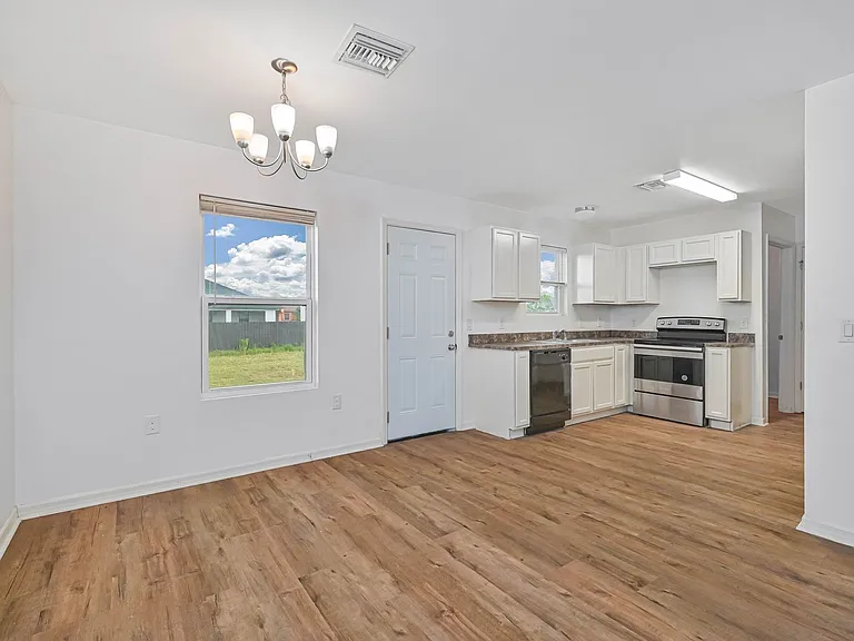 305 NW 16th Pl — Photo 4