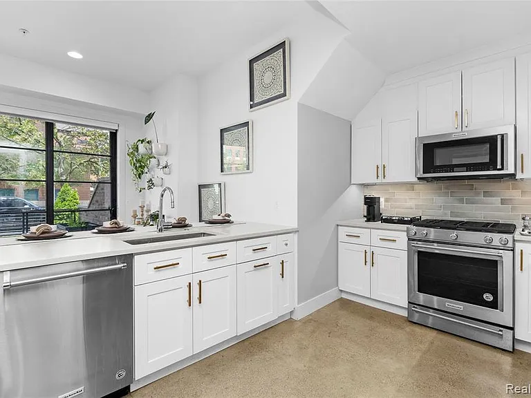 262 Mack Ave #1 — Photo 16