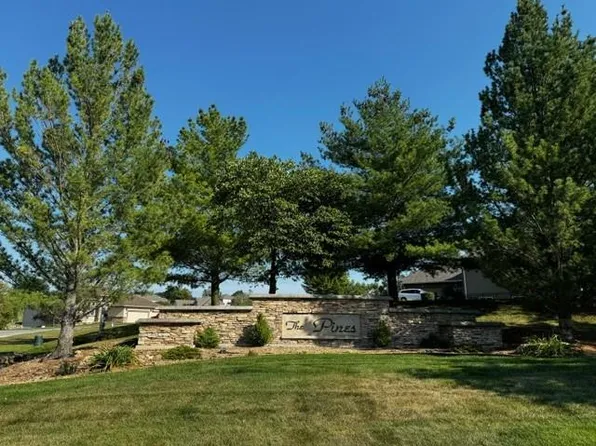 800 SE Cedrus Ln, Blue Springs, MO 64014