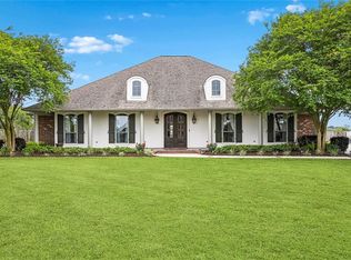 214 Poinsettia Dr, Belle Chasse, LA 70037