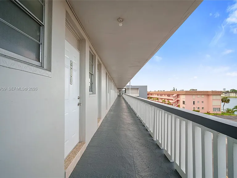 18601 NE 14th Ave #409 — Photo 3